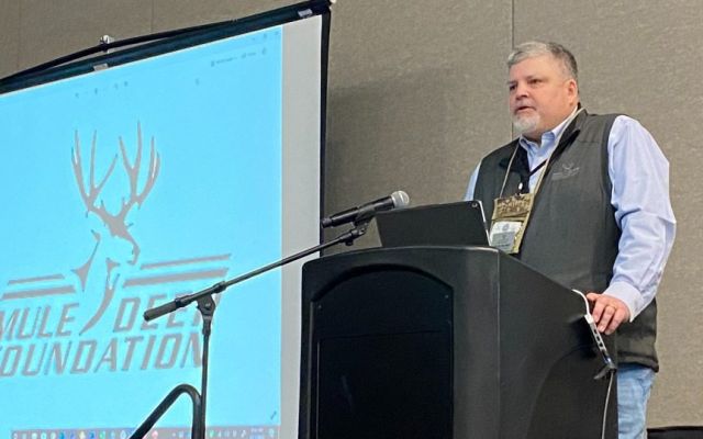 Speaker presenting at Mule Deer Foundation conference