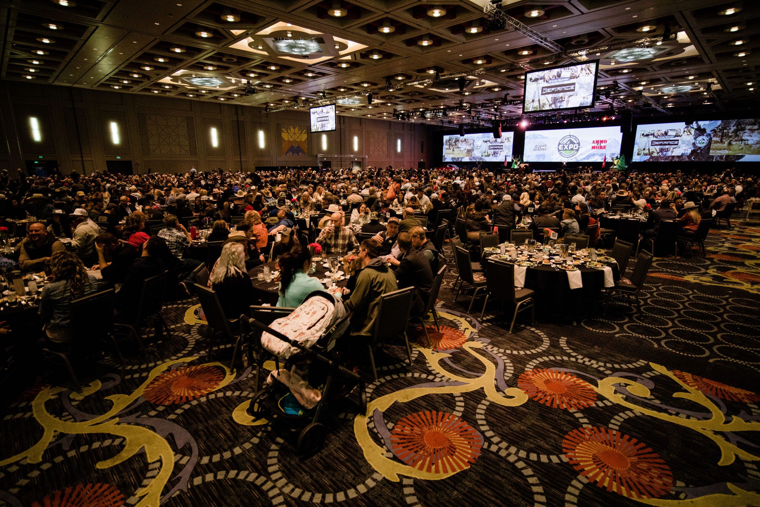 Large crowd at Mule Deer Foundation banquet event